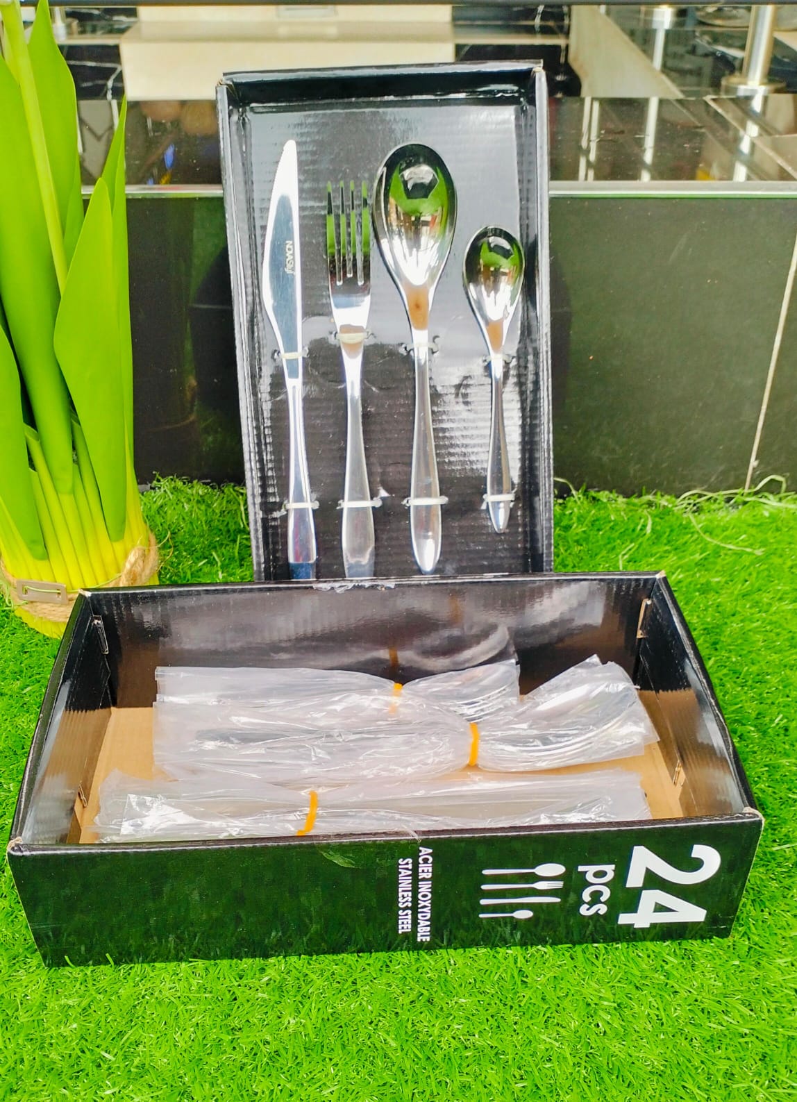 24pcs Cutlery set without stand*
✅Consist of;6pcs table spoons ,6pcs tea spoon ,6 folks and 6 butter knives