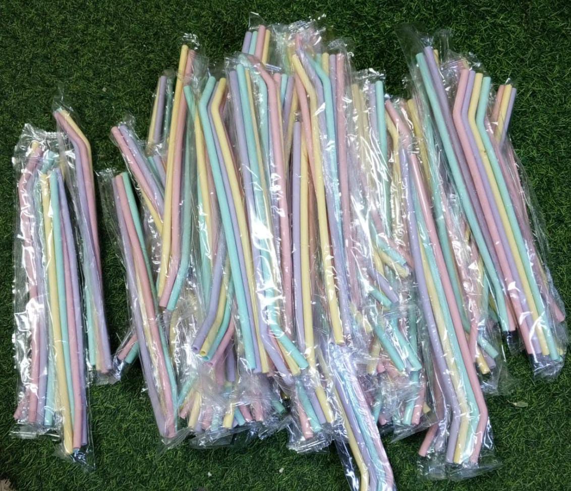 4pc Reusable silicone straws 29cm long enough
Easy to use and Eco friendly