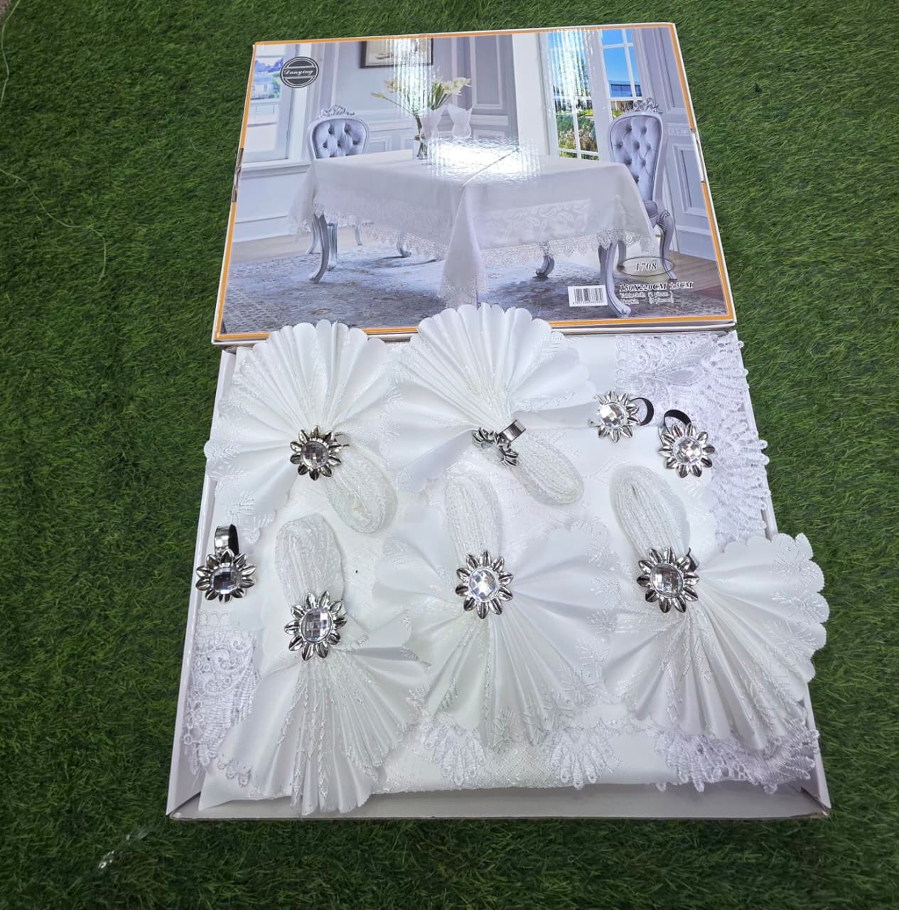 Elegant white Dinning Tablecloth covers & Napkins