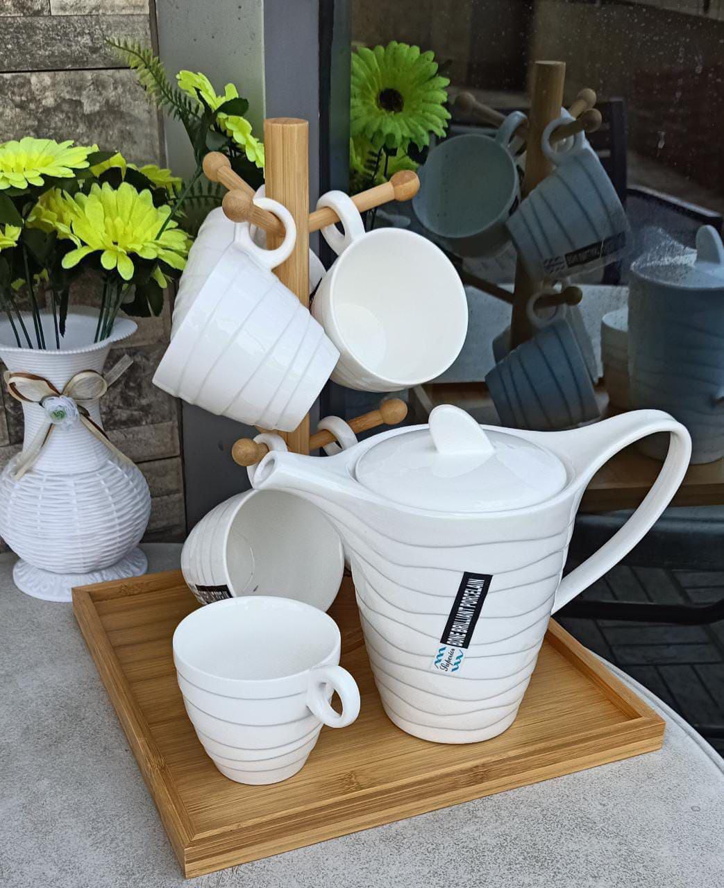 Tea set with bamboo stand
Kettle