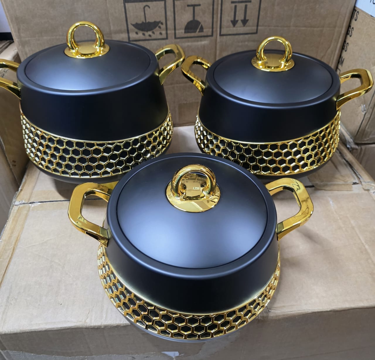 Elegant Hotpots with Gold Detail