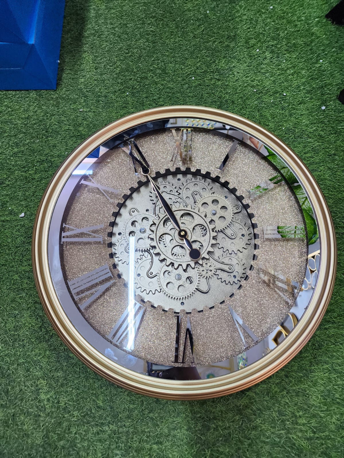 Luxurious Vintage wall clock with rotating gears