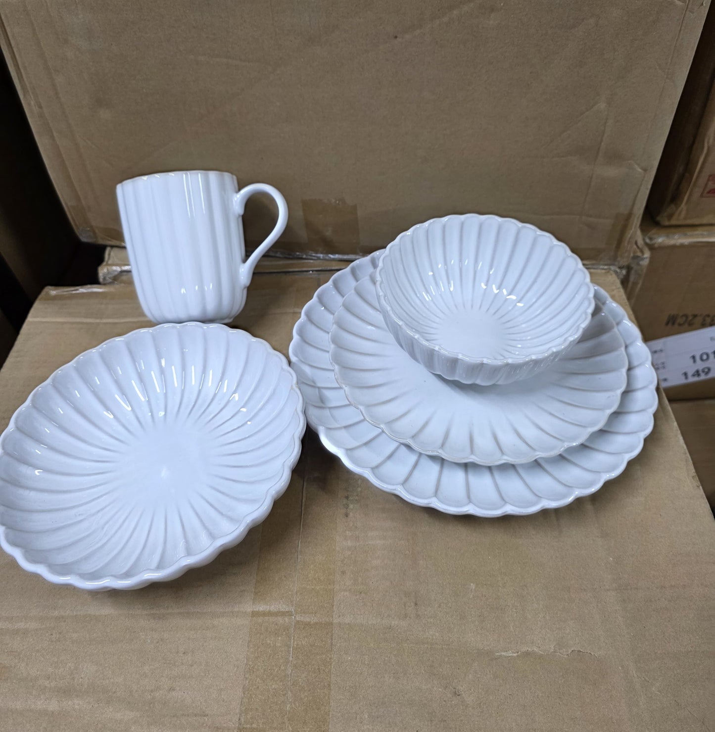 European Scallapoed Ceramic Porcelain Dinnerware.