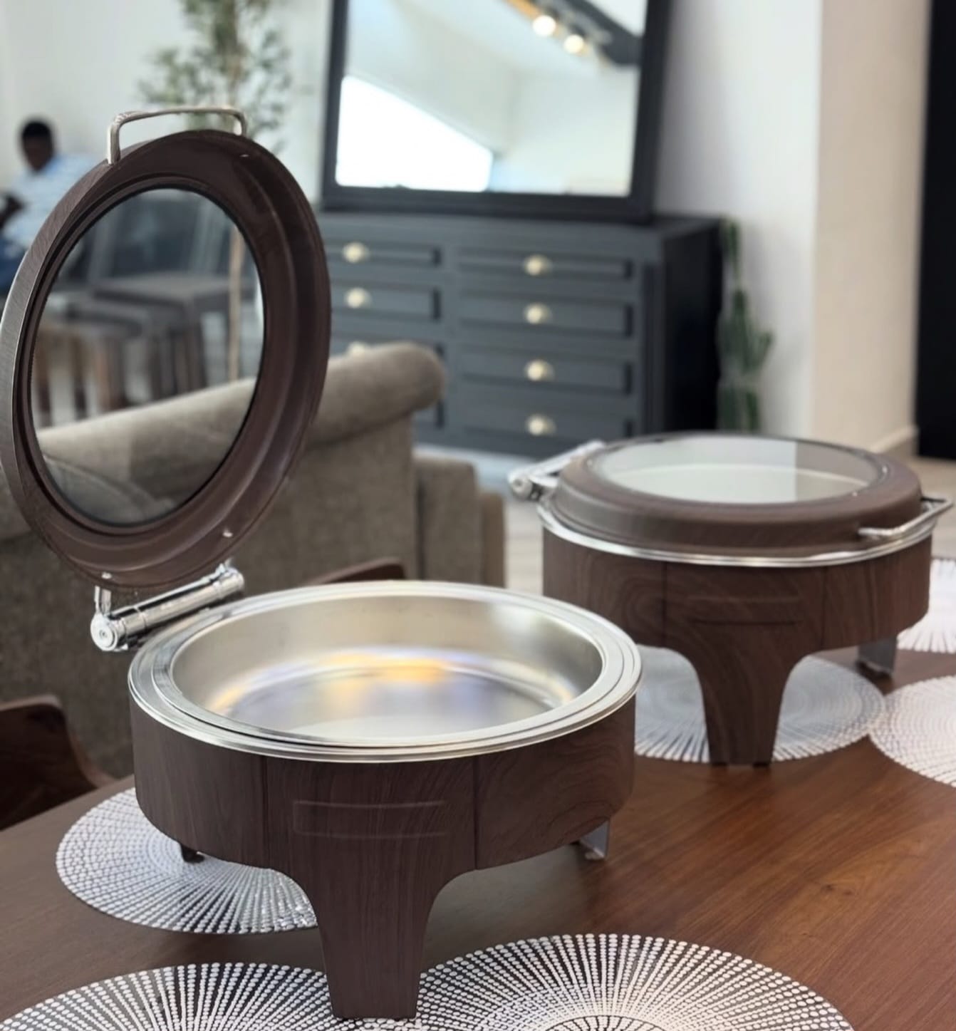 LUXURY ROUND CHAFING DISH - WOODEN BROWN FINISH