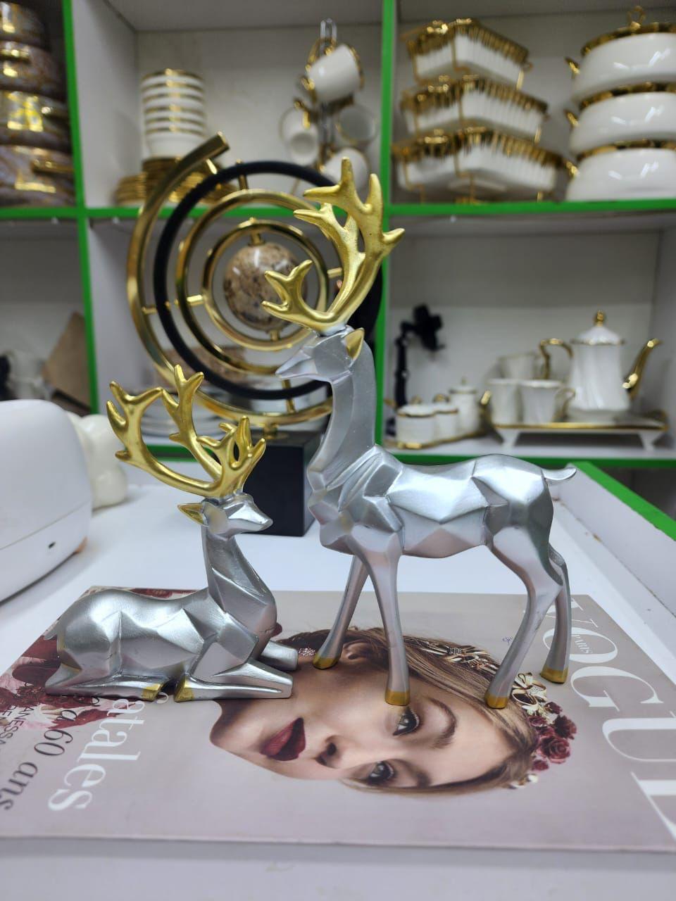 2pcs golden deers 

Available in Silver