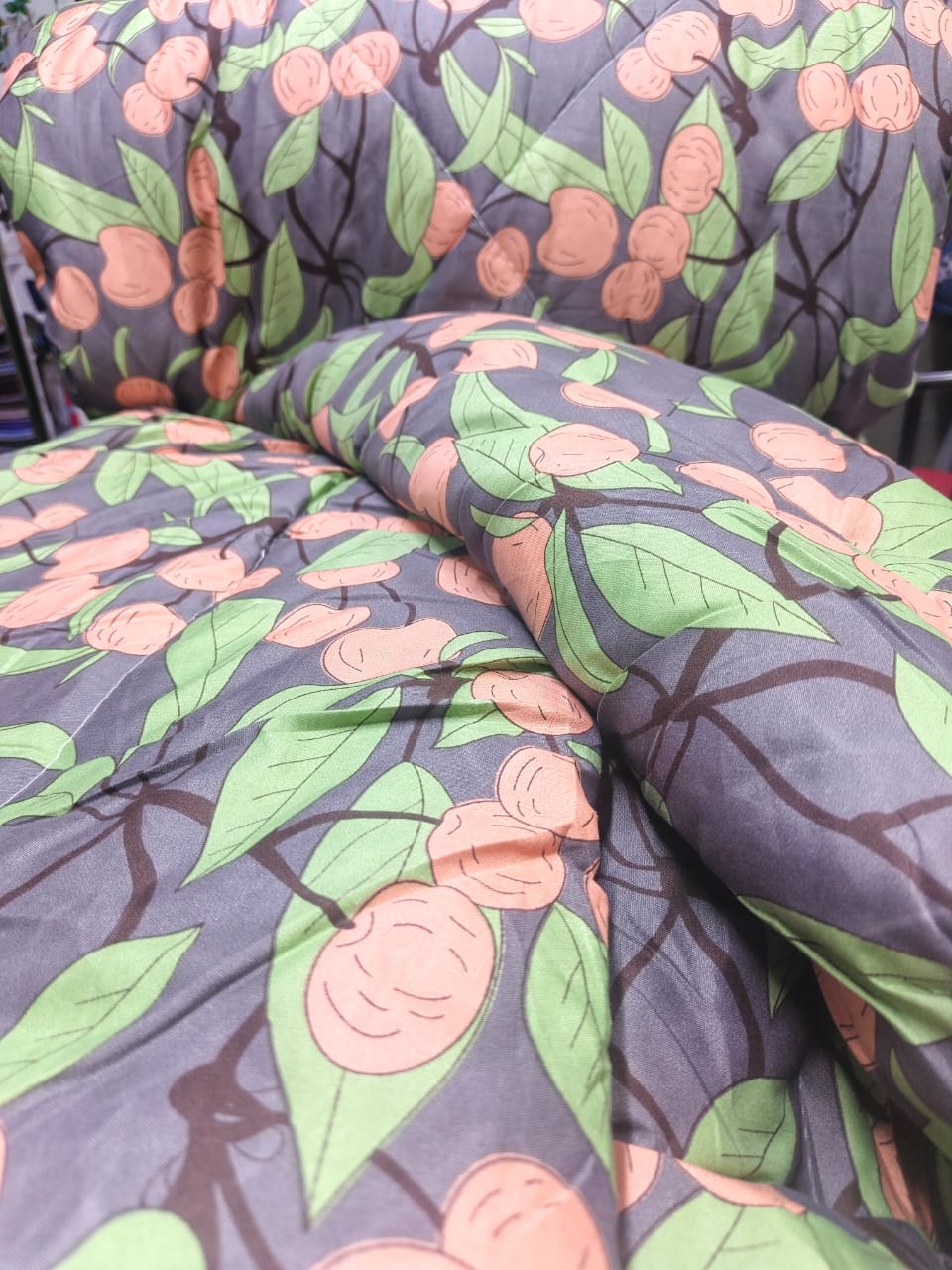 Unbinded duvet, one bedsheet and two pillowcase size 4*6