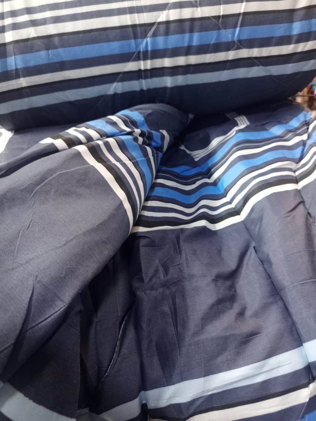 Unbinded duvet, one bedsheet and two pillowcase size 4*6