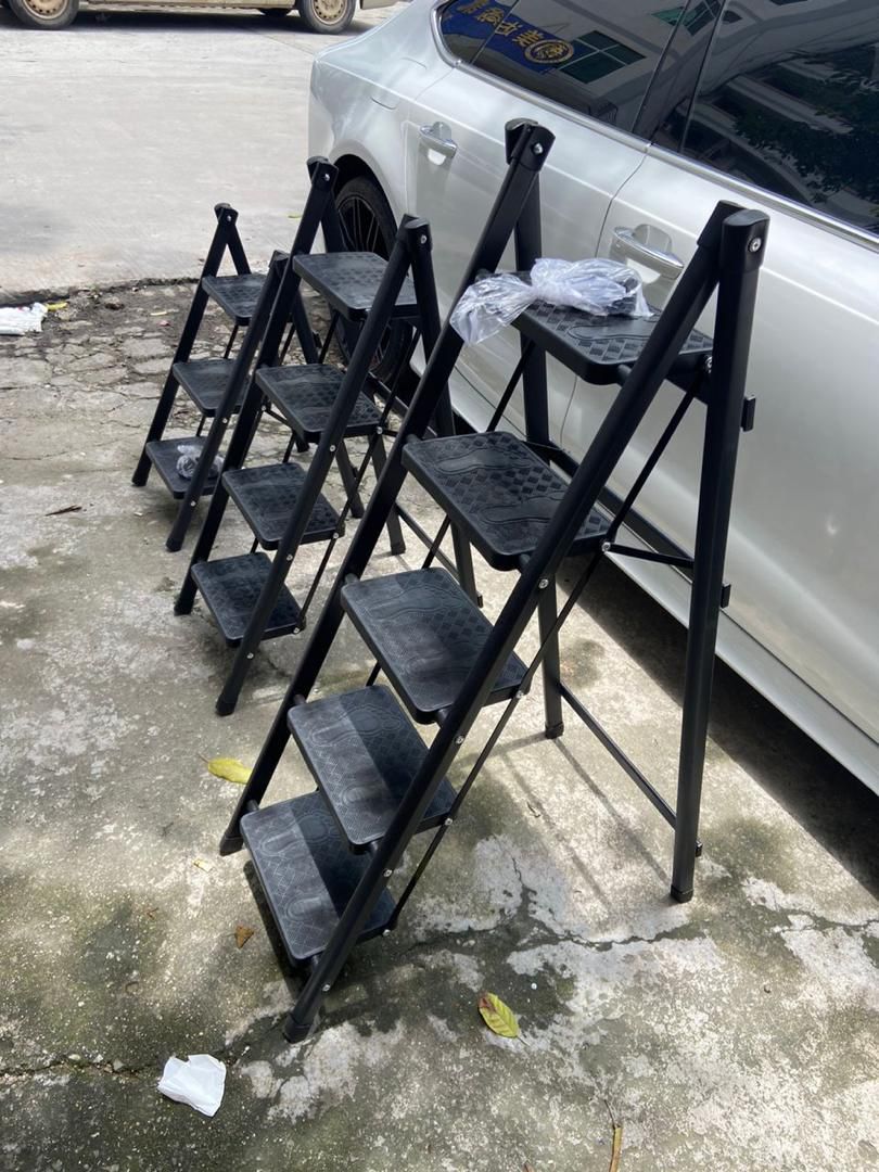 Anti-slip Black Foldable Stepper Ladder

🪜