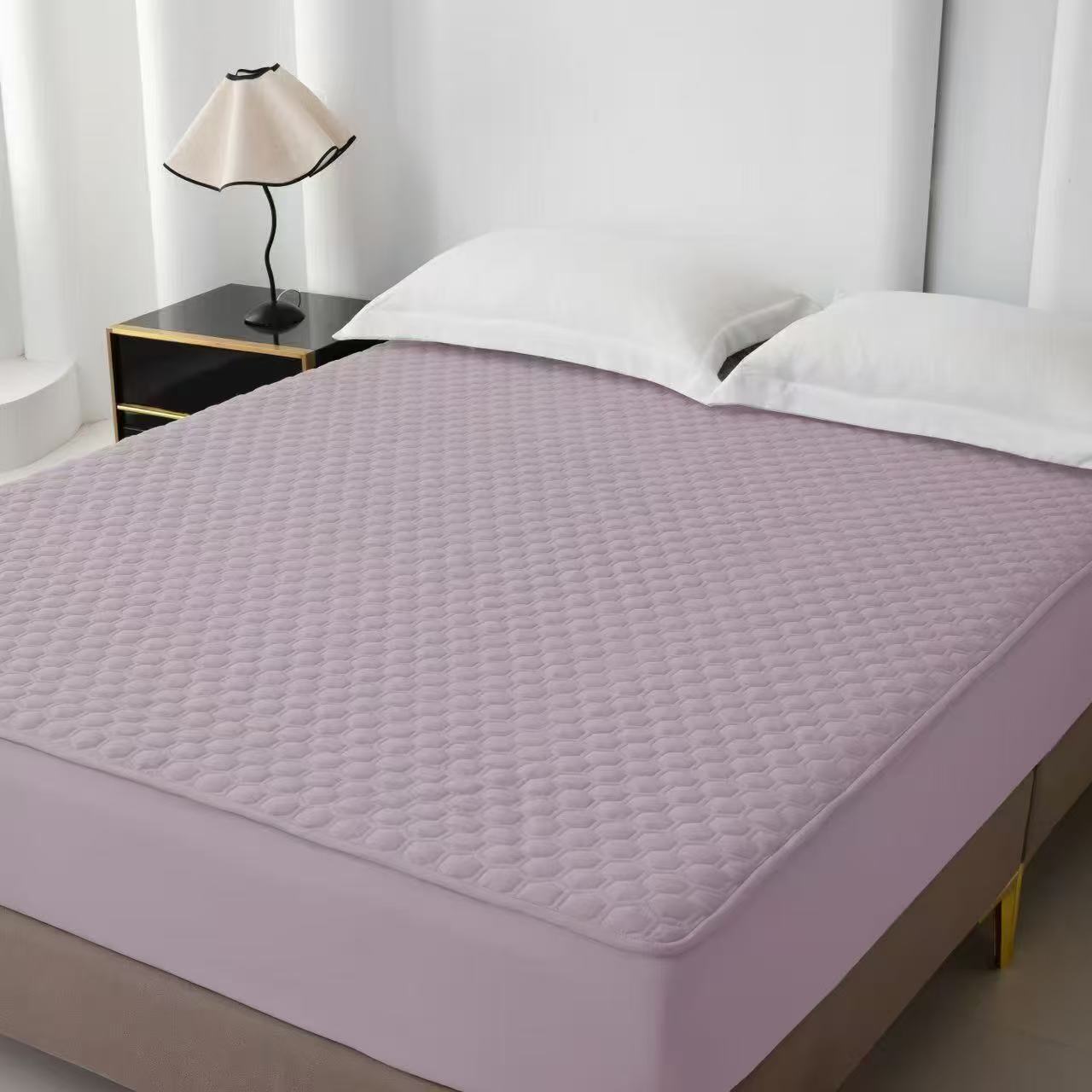 Breathable fitted mattress protector