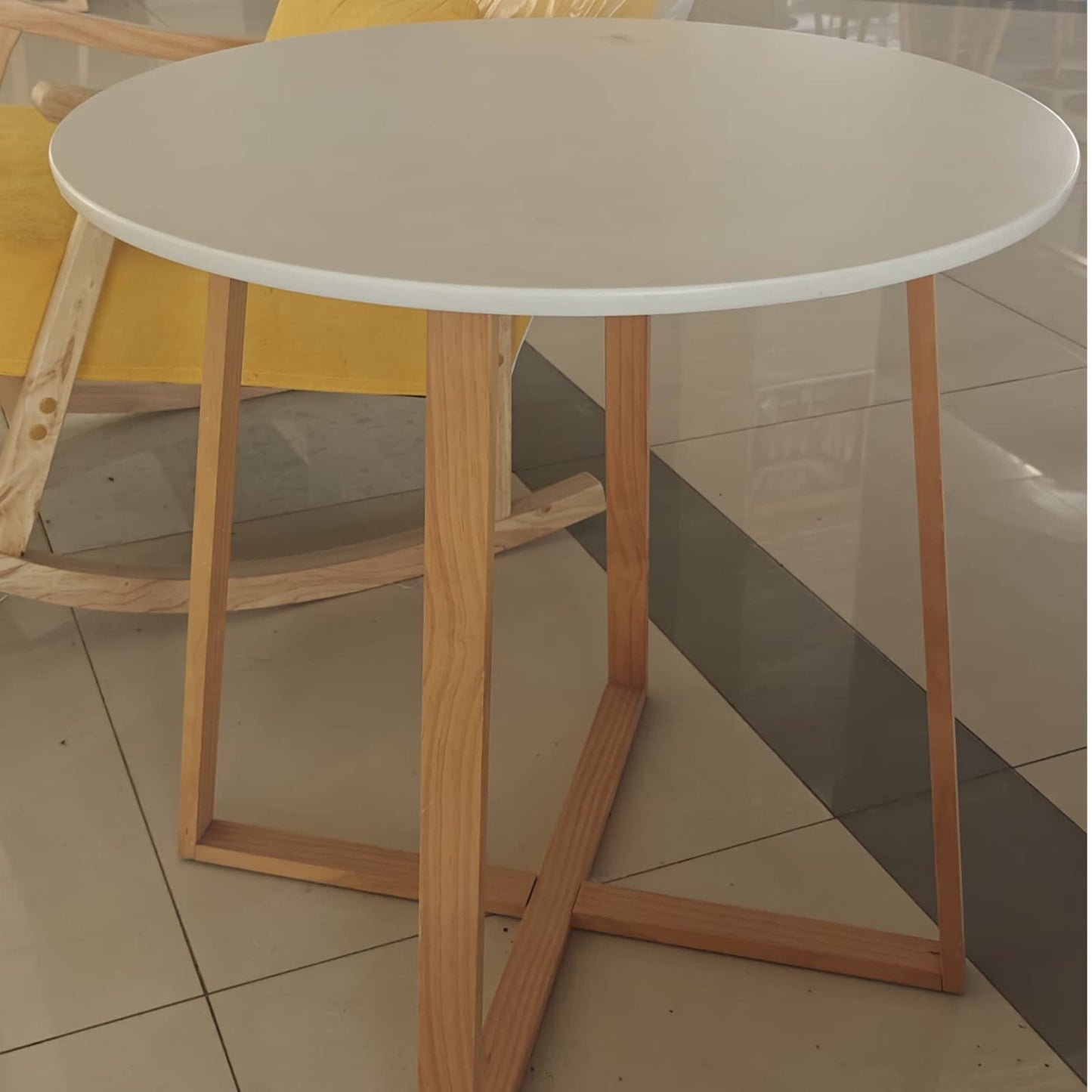 Round minimalist eames dining table