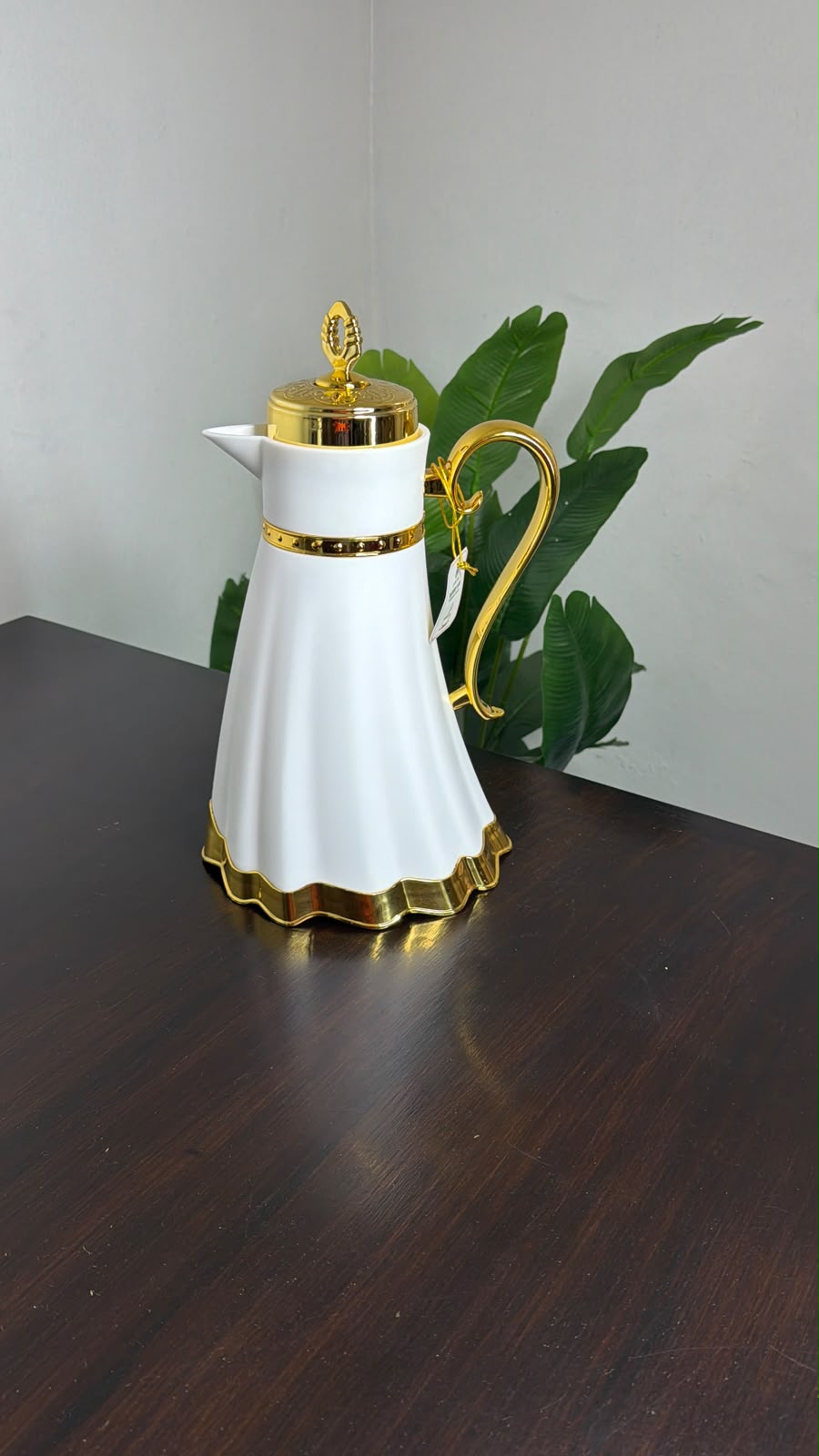 High quality Arabic flask with a gold handle and lid