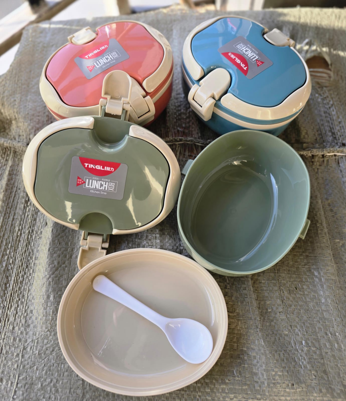 LUNCH BOX WITH 2 COMPARTMENTS AND A SPOON