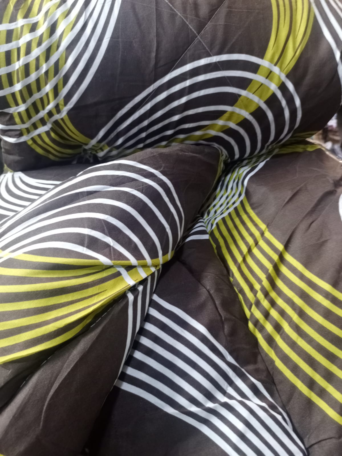 Unbinded duvet, one bedsheet and two pillowcase size 4*6