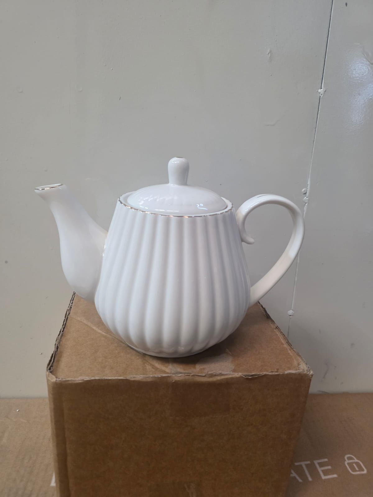 Ceramic tea pot
