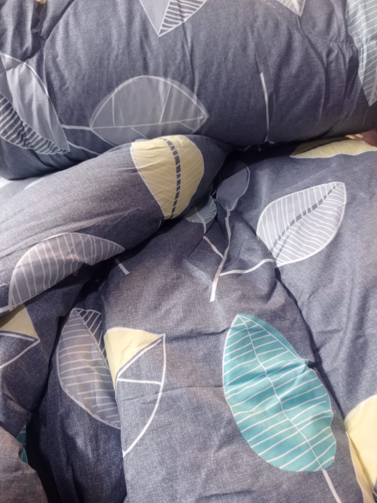Unbinded duvet, one bedsheet and two pillowcase size 4*6