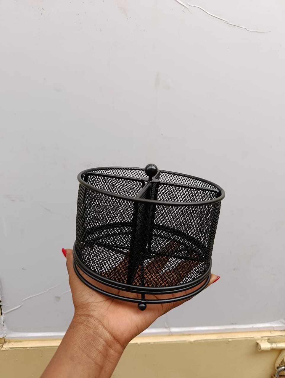 Mesh partitioned rotating cutlery holder.