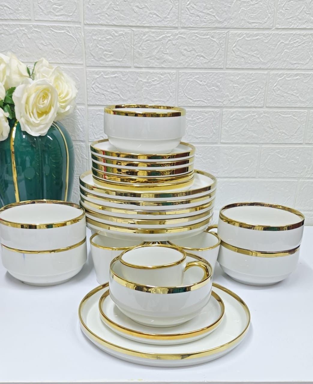 Stackable gold line dinner set