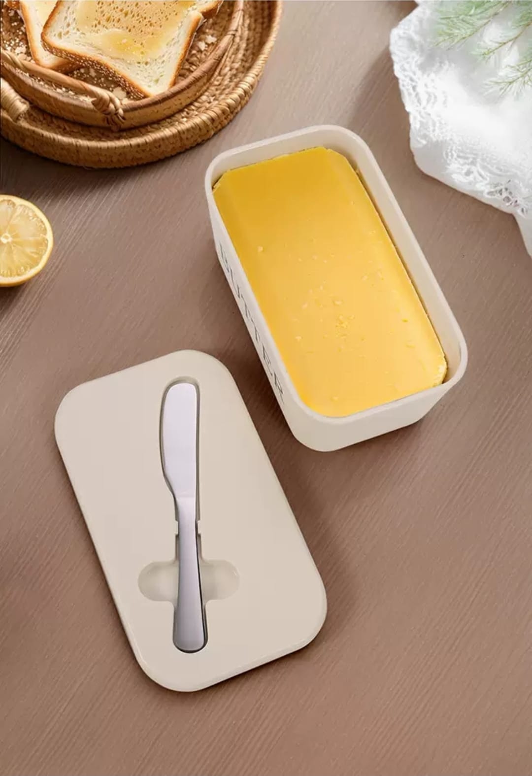 Butter storage box with knife and lid
