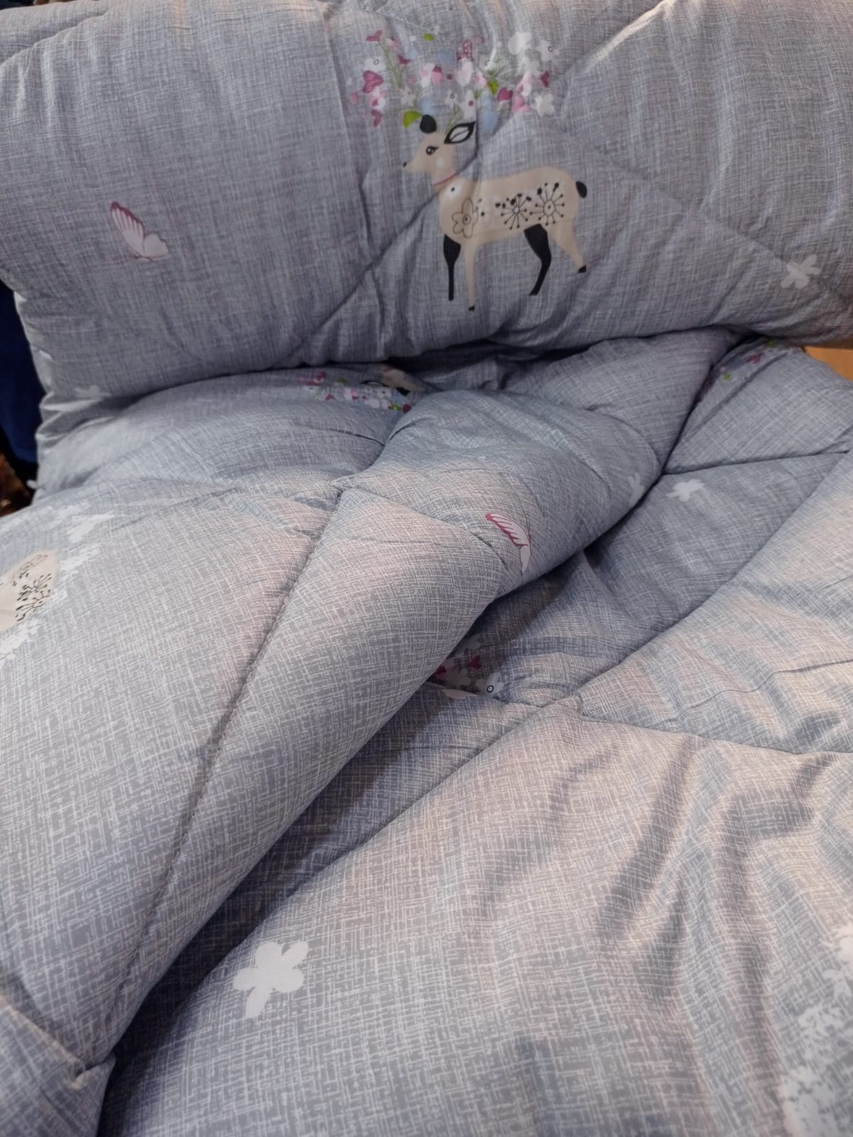 Unbinded duvet, one bedsheet and two pillowcase size 4*6
