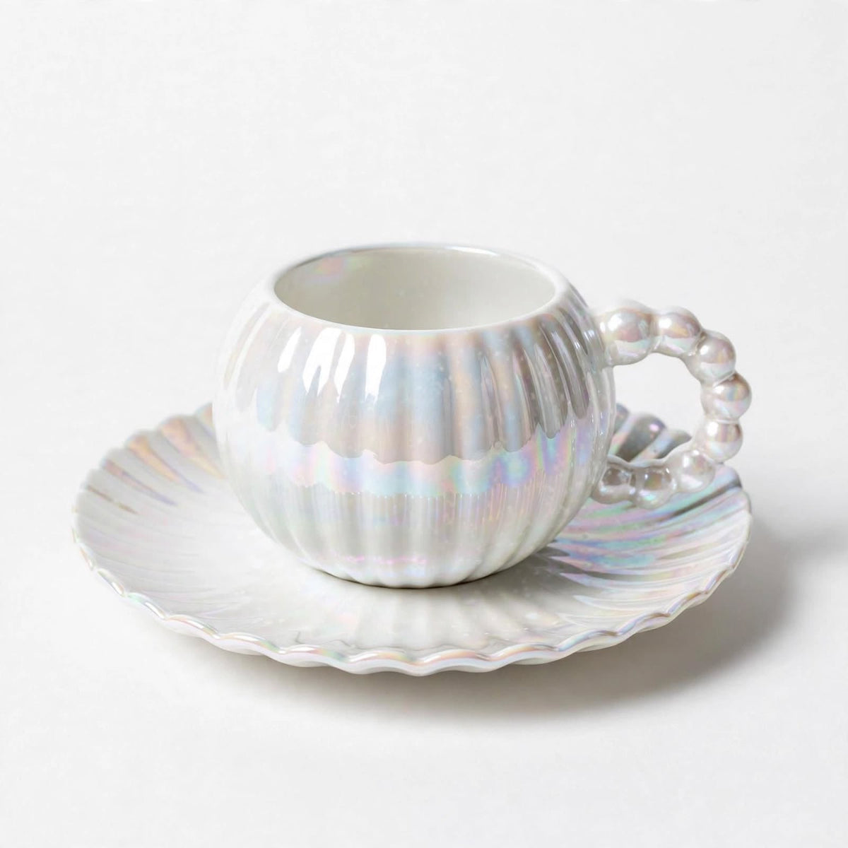 Pearl ribbed pumpkin shape cup,beaded pearl bubble handle, scalloped saucer, and that iridescent glaze that shimmers in the light.
12pc