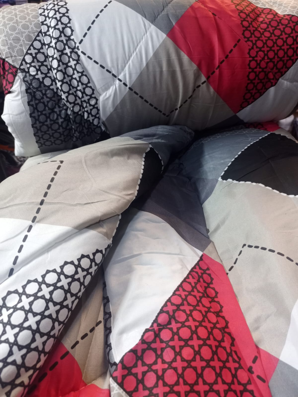 Unbinded duvet, one bedsheet and two pillowcase size 4*6