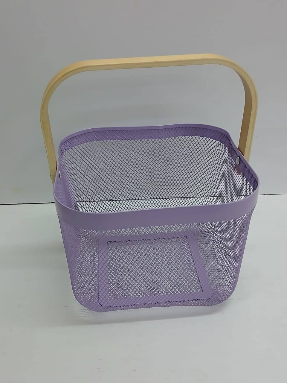 Portable fruits storage basket